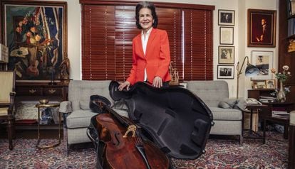 Marta Casals amb el 'cello' del seu espòs, Pau Casals a la seva casa de Washington.
