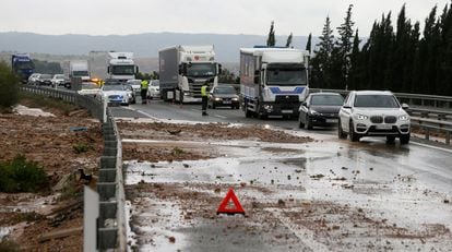 Una de las carreteras de entrada a la población alicantina de Orihuela, cortada parcialmente por las inundaciones producidas este viernes.