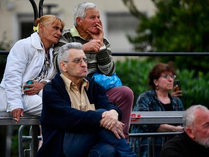 Simpatizantes de Syriza observan las encuestas a pie de urna en la principal carpa electoral de su partido, en la plaza Klafthmonos, en el centro de Atenas, el domingo 21 de mayo.