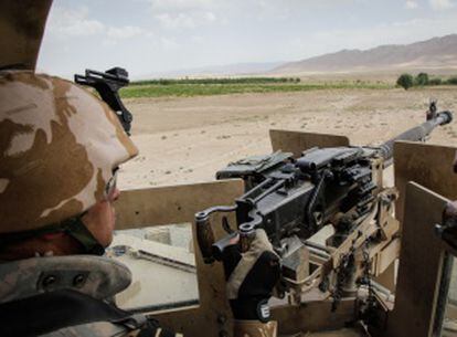 Soldado de la Coalición Internacional patrullando una carretera en la provincia de Kandahar, Afganistán.