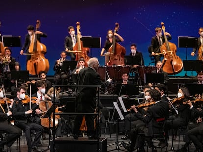 Barenboim dirige a la Orquesta West-Eastern Divan en el ensayo general del concierto del 17 de diciembre en Bonn.