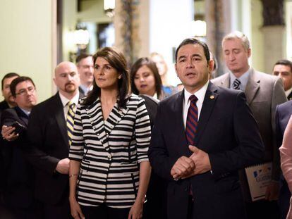 El presidente guatemalteco, Jimmy Morales, con la embajadora de EE UU ante la ONU, Nikki Haley, en febrero en Ciudad de Guatemala.