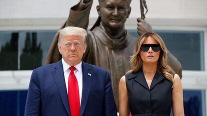 Donald Trump y Melania Trump en su visita y posado al santuario de Juan Pablo II en Washington.