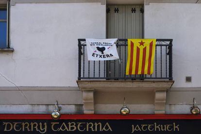 La bandera de acercamiento de los presos vascos, junto a la estelada catalana, en un balcón de Etxarri Aranatz esta semana.