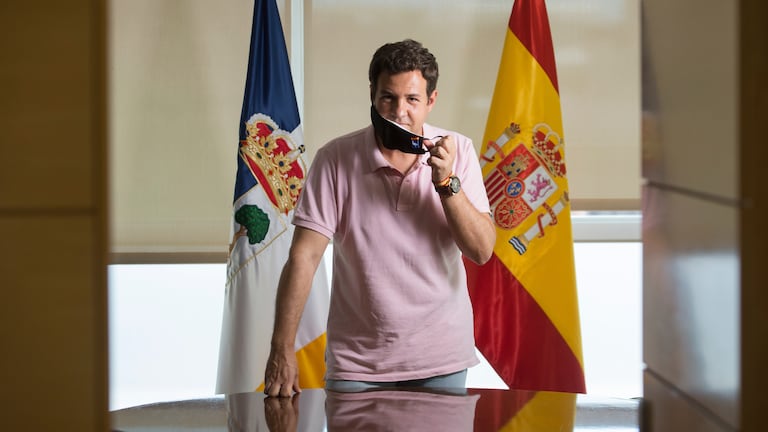 El alcalde de Las Rozas, José de la Uz, poniéndose la mascarilla.