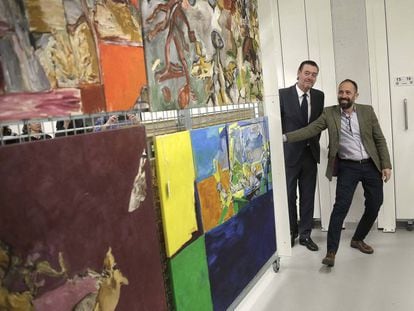 El diputado de Cultura de Gipuzkoa, Denis Itxaso, y el director del Bellas Artes de Bilbao, Miguel Zuagaza, ante las obras de Ruiz Balerdi.