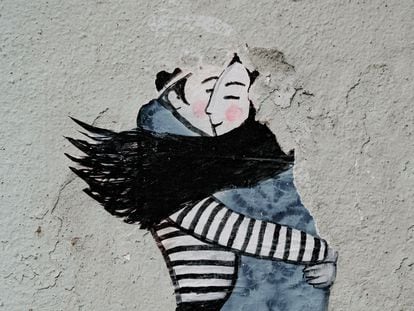 Abrazo en una pared de Lisboa, Portugal.