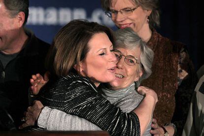 Michele Bachmann abraza a su madre tras anunciar su retirada de las primarias.