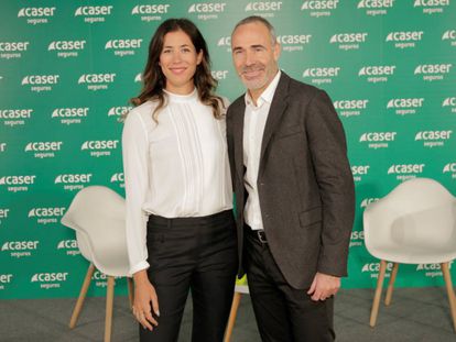 Muguruza y Corretja posan antes del acto en la sede de Caser en Madrid.