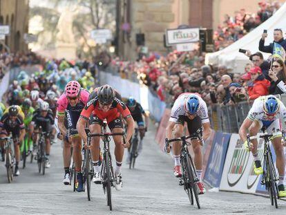 Van Avermaet, de rojo y negro, se impone a Pozzato, Styber y Sagan en Arezzo.