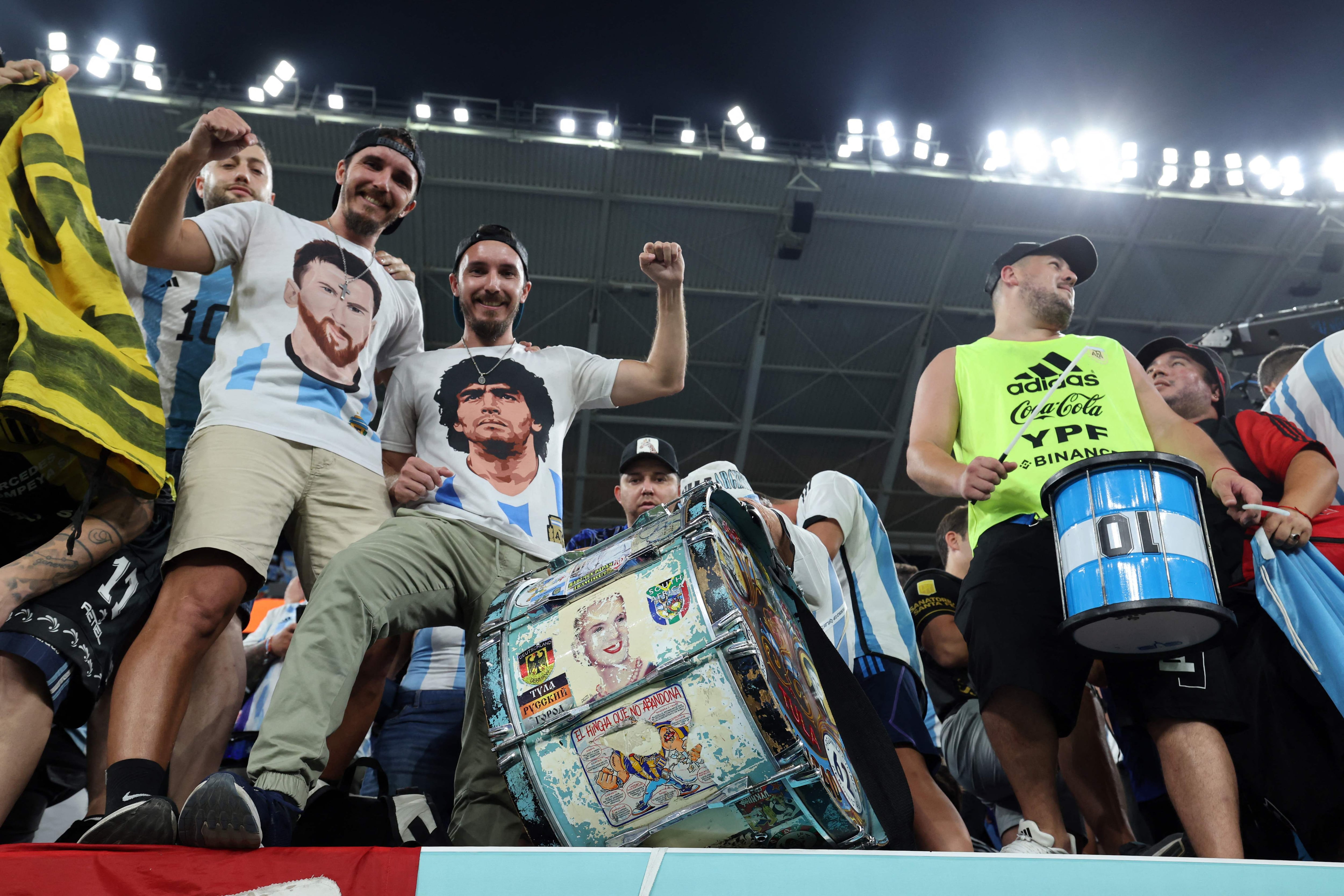 Aficionados de Argentina animan antes del partido.