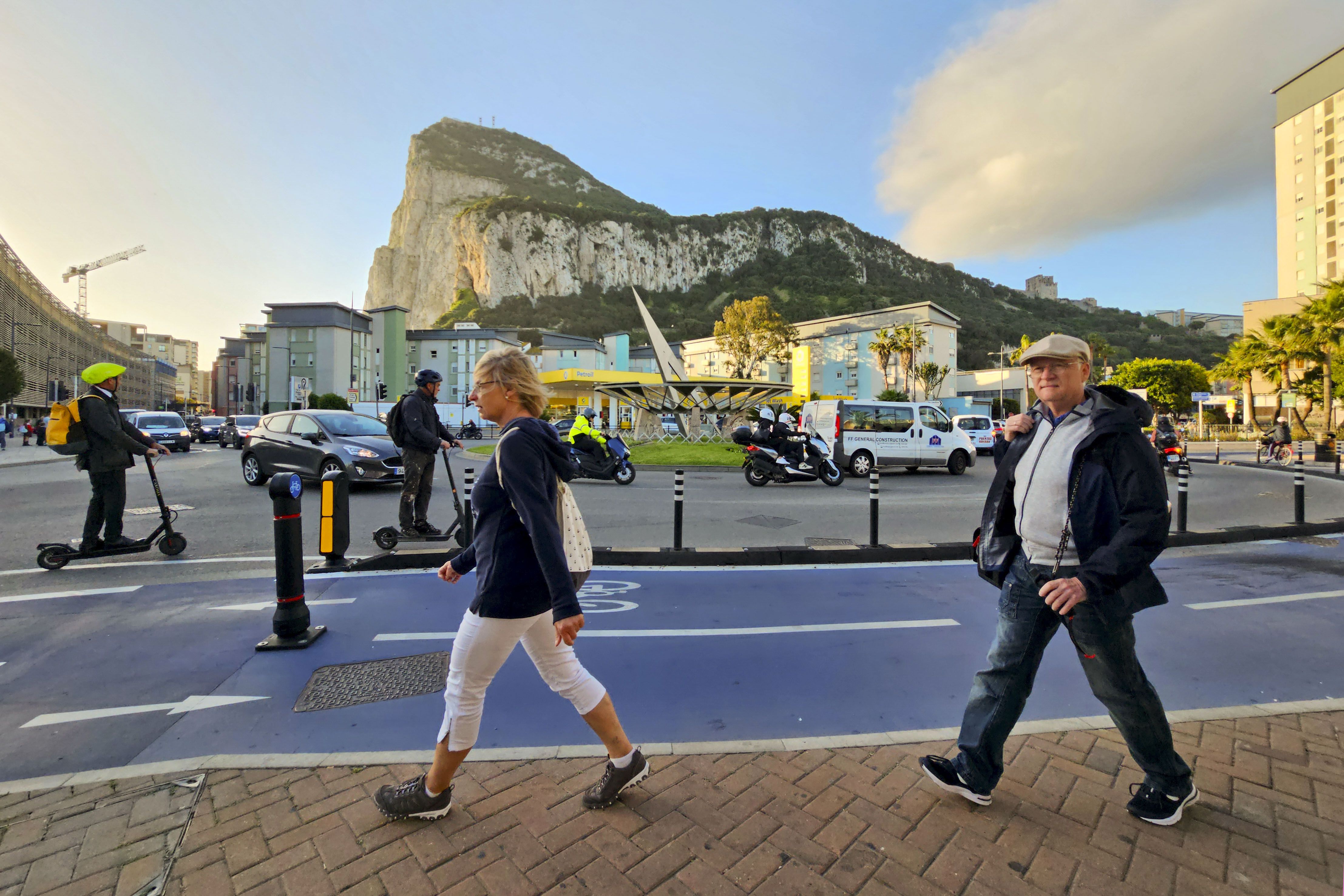 Gibraltar: un agujero (y un tipo que se larga silbando)