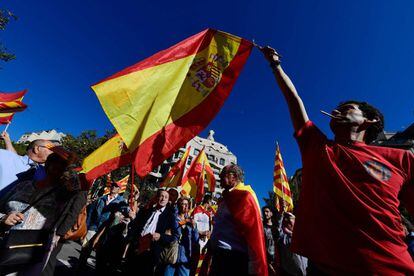 Manifestantes en Barcelona contra de la declaración unilateral de independencia, agitan banderas españolas durante la protesta.