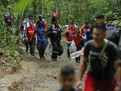 Migrantes venezolanos caminan a través del Tapón del Darién, el 8 de octubre.