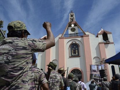 Policías comunitarios del Frente Unido por la Seguridad y el Desarrollo del Estado de Guerrero frente a la iglesia de Petaquillas, Chilpancingo.