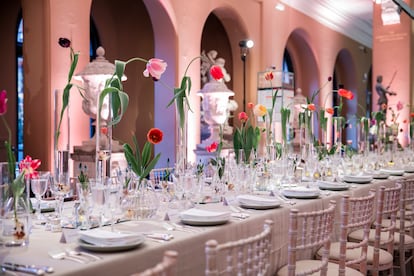 En las instalaciones florales de Shane Connolly, las flores nunca se insertan en espuma plástica, sino en jarrones y vasos que evitan residuos y reducen el uso de materiales contaminantes.