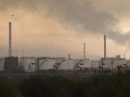 Una de las industrias ubicadas en el Polo Qu&iacute;mico de Huelva.