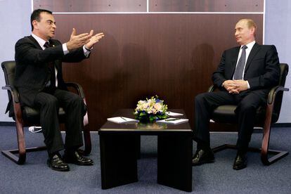 Ghost no hacía distinciones en su buena sintonía con distintos líderes mundiales. En 2006 mantuvo un encuentro con el presidente ruso, Vladimir Putin, en el marco del Foro Mundial Internacional en la ciudad de San Petesburgo.