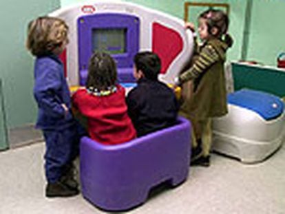 Un grupo de niños usa el pupitre KidSmart.