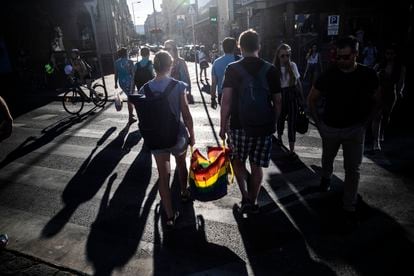 Dos personas caminan en Budapest con una bolsa con la bandera arcoíris esta semana.