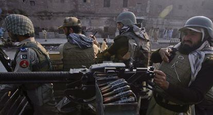 Fuerzas de seguridad paquistaníes patrullan las calles de Peshawar, en el noroeste del país.