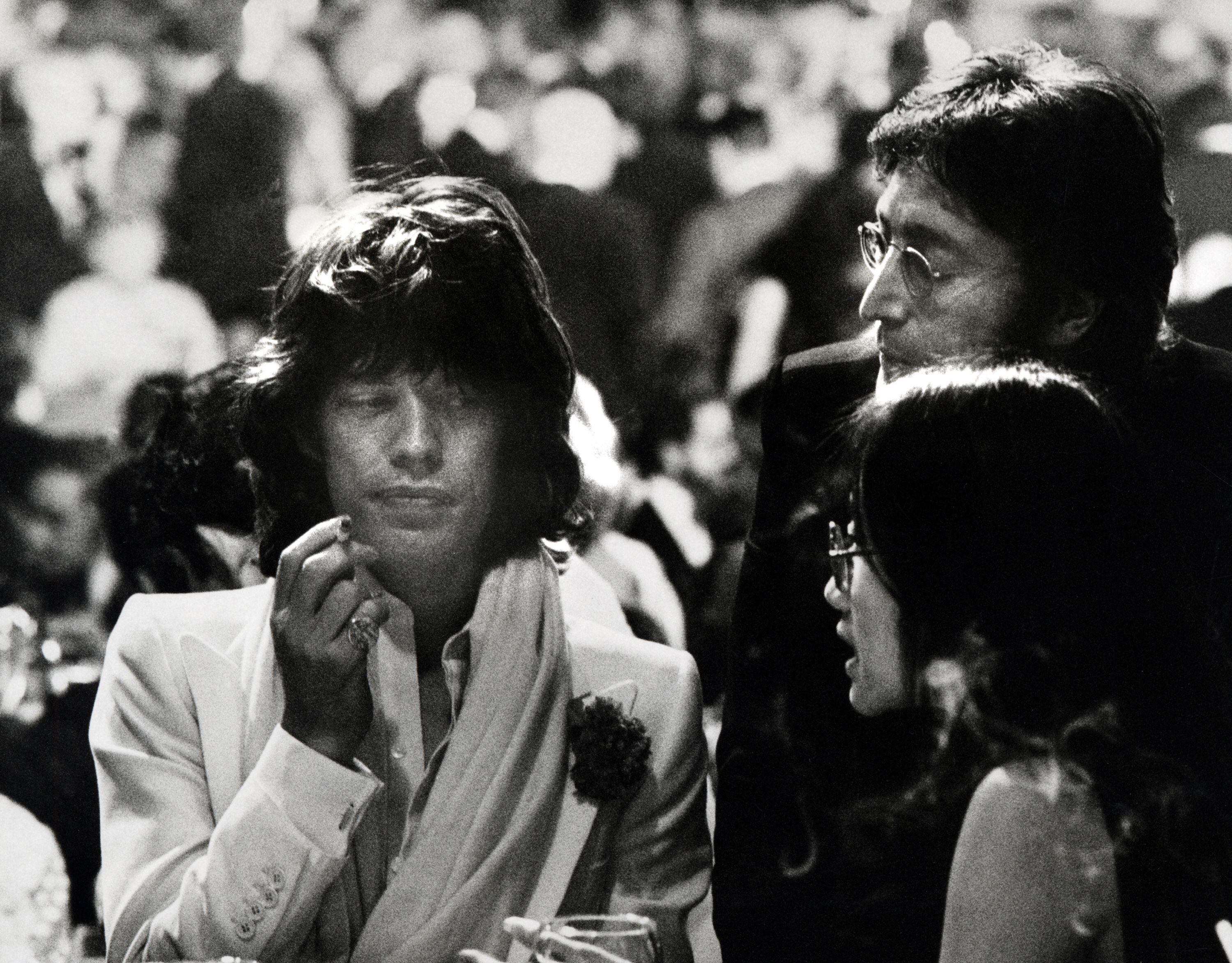 Mick Jagger, John Lennon y May Pang, en 1974.