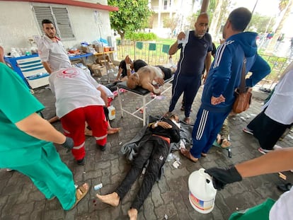 Gazatíes heridos reciben tratamiento médico en los alrededores del hospital Al Alhi este martes 14 de noviembre de 2023.