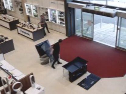 Un hombre derriba accidentalmente en una tienda varios televisores, cuyo valor acumulado supera los 5.500 euros