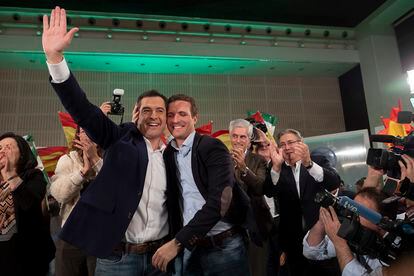 Juanma Moreno, candidato del PP en las elecciones autonómicas del 2 de diciembre, y Pablo Casado, presidente del partido, en el mitin de cierre de campaña en Sevilla. El PSOE volvió a ser el más votado (33 de los 109 escaños en juego), pero el PP alcanzó un pacto de Gobierno con Ciudadanos (Juan Marín, conseguiría la vicepresidencia) y el apoyo de Vox en la investidura. Estas elecciones serían el estreno de Vox en un parlamento autonómico (12 escaños). Por primera vez en 46 años, los populares se hacían con el Gobierno andaluz.