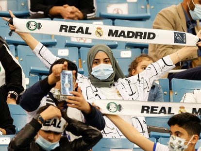 Aficionada en las gradas antes del partido entre el Real Madrid y el Barcelona en Riad.