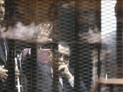 Mubarak, flanqueado por sus hijos Gamal y Alaa, en mayo.