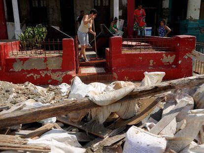 Vecinos de La Habana limpian escombros de sus terrazas.