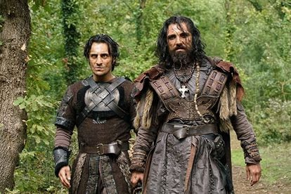 De izquierda a derecha, los actores Ridvan Uludasdemir (Diego) y Serdar Akülker (Anselmo) en un momento de 'Kurulus Osman'.