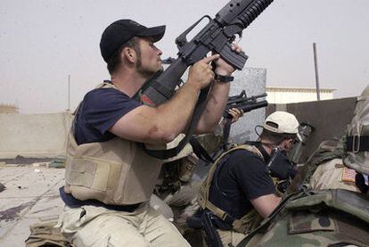 Empleados de la firma estadounidense Blackwater participan en un tiroteo en la ciudad iraquí de Nayaf, en abril de 2004.