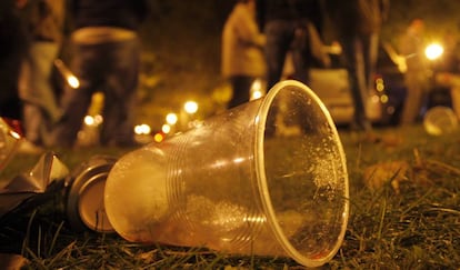 Jóvenes haciendo botellón.