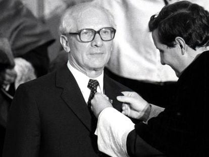 Erich Honecker rep la Medalla d'Or de la Universitat Complutense de Madrid el 1988.