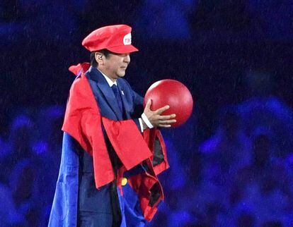 El primer ministro japon&eacute;s Shinzo Abe caracterizado como Super Mario en el cierre de los Juegos en R&iacute;o.