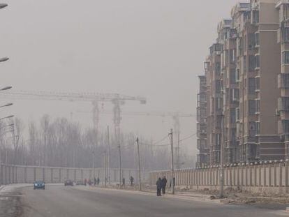 Un suburbio de Pekín (China), envuelto en una nube de contaminación el 14 de febrero.