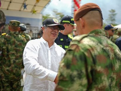 El presidente de Colombia, Gustavo Petro, saluda a un soldado en Saravena, Arauca, el 22 de noviembre de 2022.
