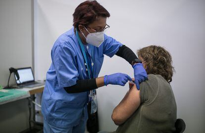 Una enfermera vacuna a una mujer contra la covid, el pasado abril