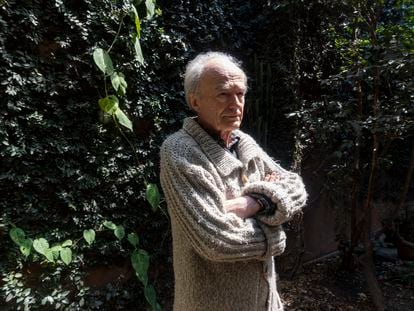 El historiador Jean Meyer, en el jardín de su residencia en Ciudad de México.