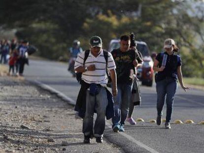 Cientos de hondureños iniciaron el viaje este miércoles en San Pedro Sula. México advierte de que no es “un país de tránsito”