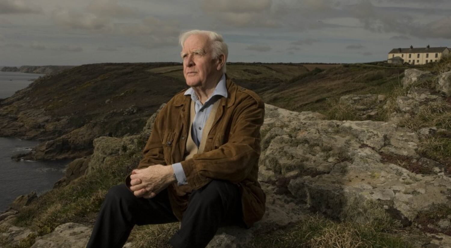 John le Carré en Cornualles, con su casa al fondo, en 2009.