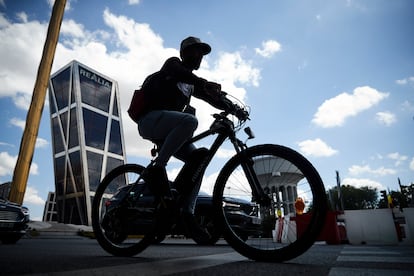 Un ciclista en Madrid, este viernes.