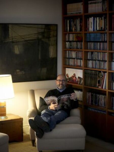 Miguel Rellán, rodeado de discos en su casa de campo de Madrid, el pasado 2019.