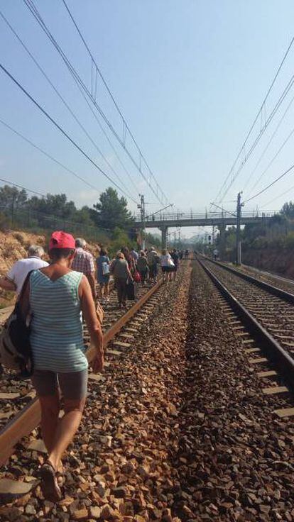 Viajeros en las v&iacute;as del tren.