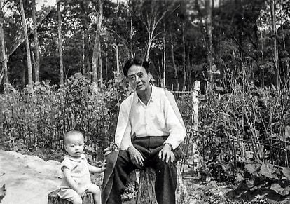 El poeta Ai Qing con su hijo Ai Weiwei, durante su destierro en la granja estatal 852, en la provincia china de Heilongjiang, en 1958. 