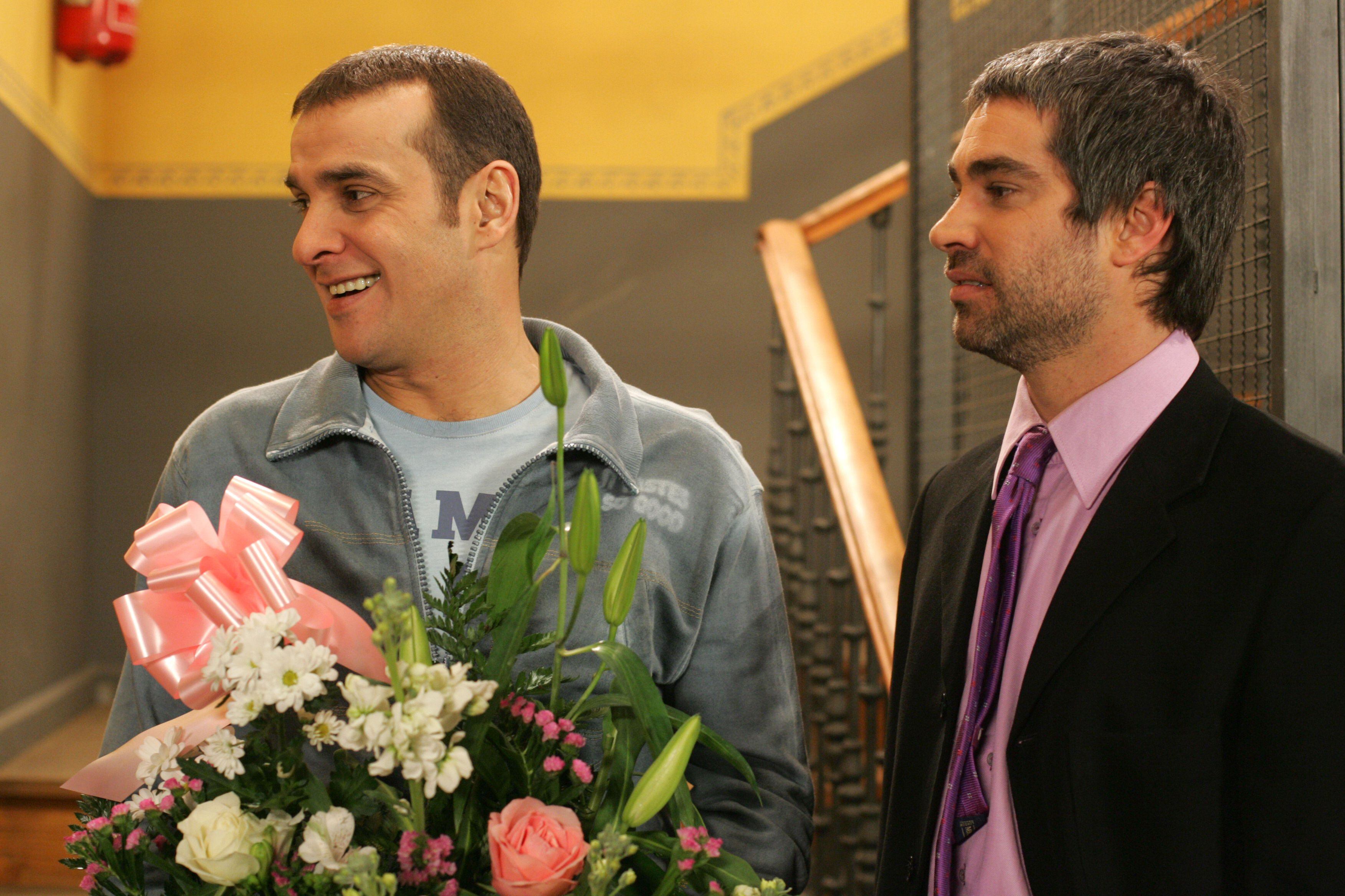 Luis Merlo y Adrià Collado en un instante de la cuarta temporada de 'Aquí no hay quien viva'.