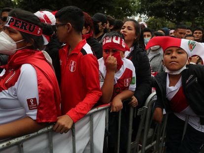 Aficionados de Perú presencian desde Lima el partido contra Australia el pasado lunes.