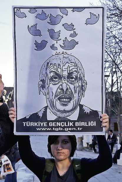 Una manifestante durante una protesta contra el bloqueo de Twitter en Turquía, el año pasado.